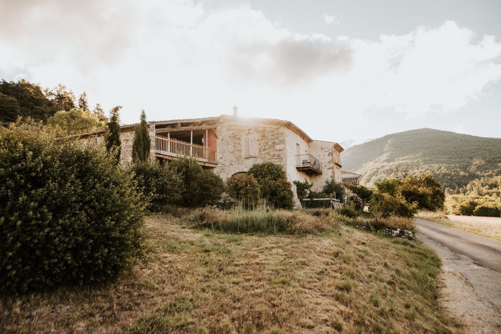 Beau domaine de mariage environnemental sur une colline