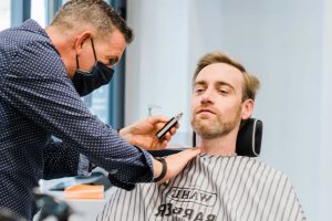 Futur marié au barbier avant son mariage