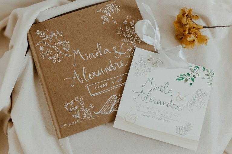 Livre d'or de mariage personnalisé et invitation dans des tons naturels avec des illustrations florales.