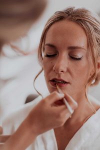 Maquillage d'une mariée avant mariage