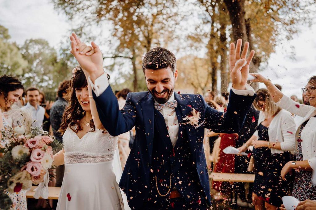 Sortie de cérémonie d'un couple marié sous les confettis