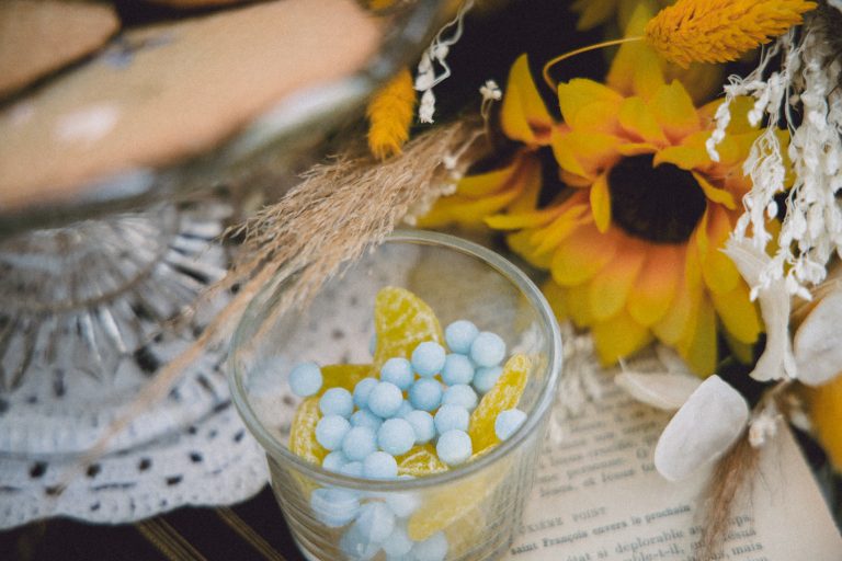 Décoration de table de mariage avec bonbons et tournesols.