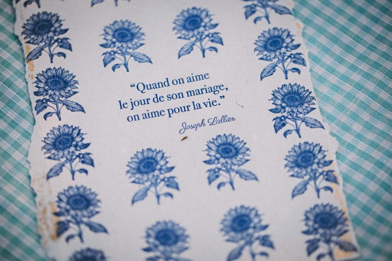 Citation de mariage sur papier avec motifs de tournesols.