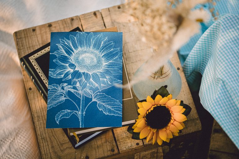 Composition artistique de tournesols pour un shooting mariage.