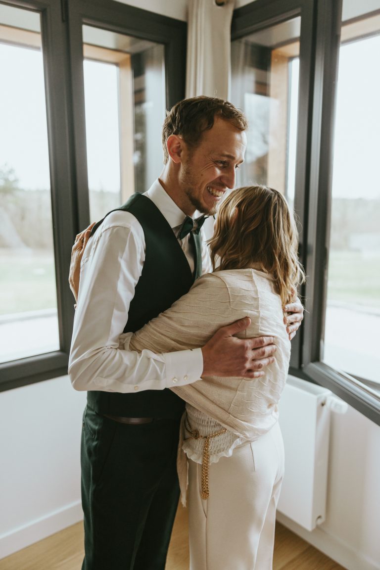 Échange affectueux entre lors d'une séance photo de mariage