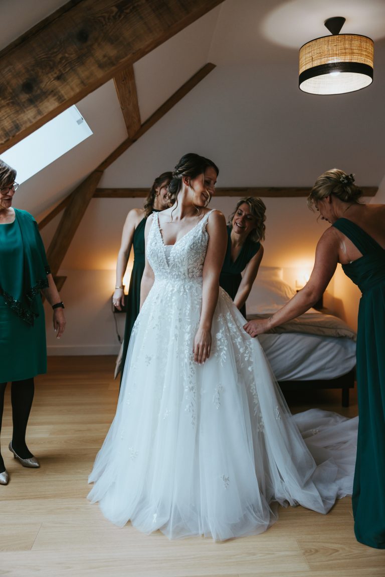 Mariée entourée de ses demoiselles d'honneur lors d'une séance photo de mariage