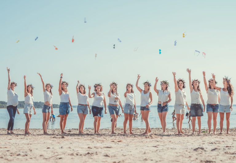 Groupe de femmes célébrant sur une plage lors d'une séance photo de mariage