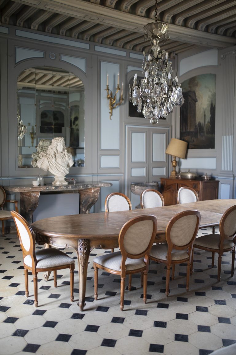 Salle de réception élégante avec chandelier au Château de Denonville