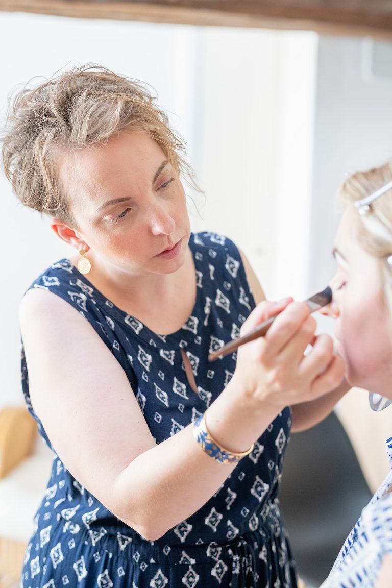 Mademoiselle Isab'Belles appliquant du maquillage naturel à une mariée