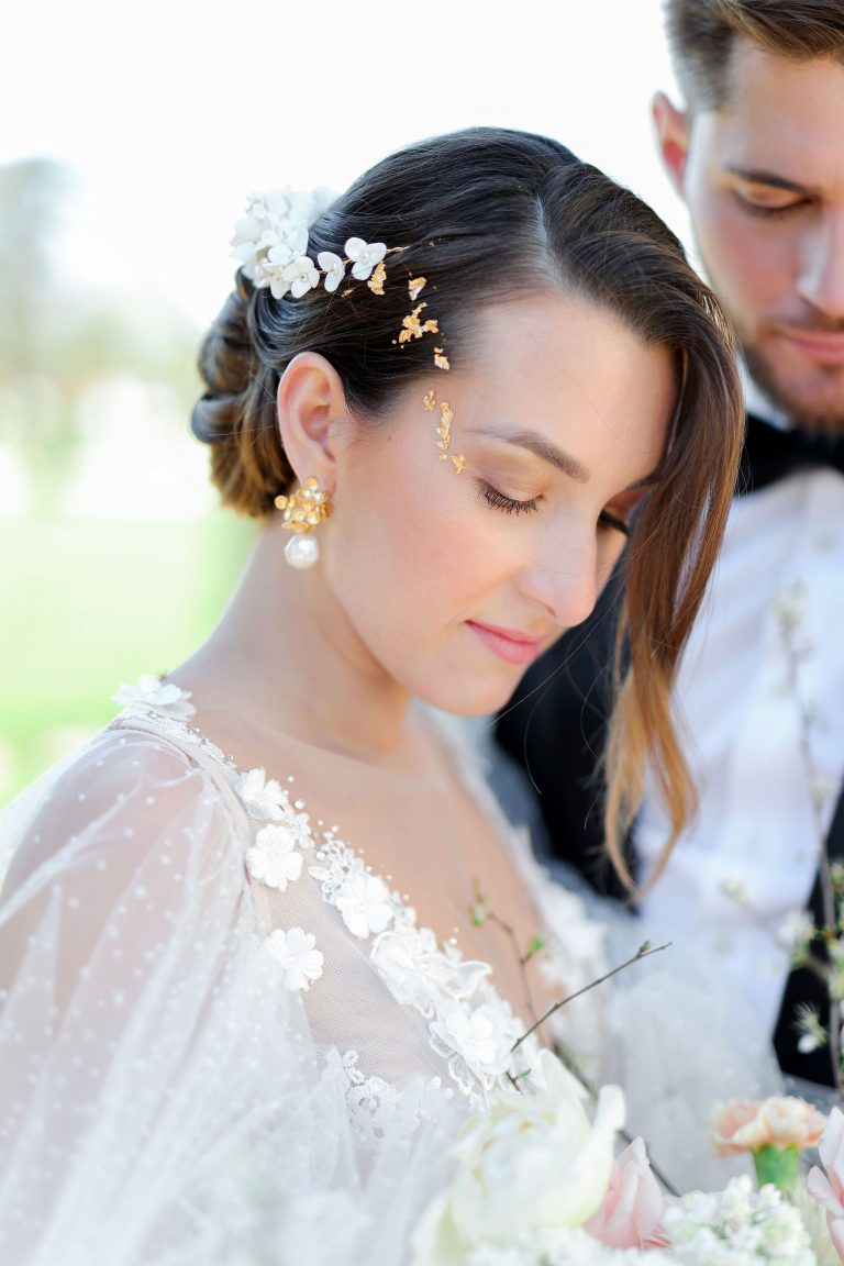 Mariée avec maquillage naturel et décoration florale dans les cheveux