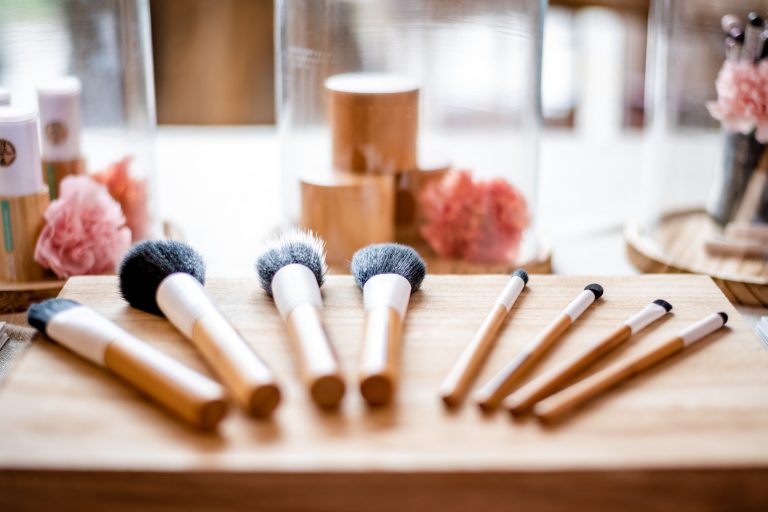 Pinceaux de maquillage sur une table en bois