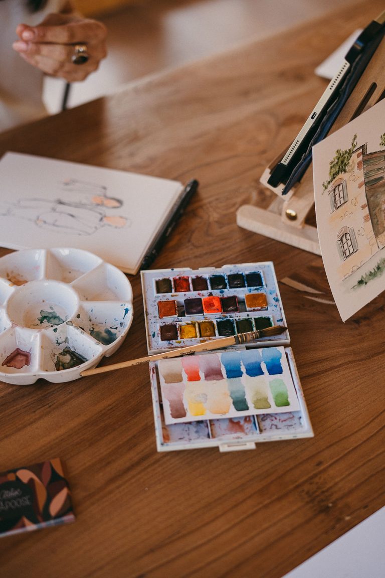 Palette de peintures aquarelles et dessin en cours de réalisation