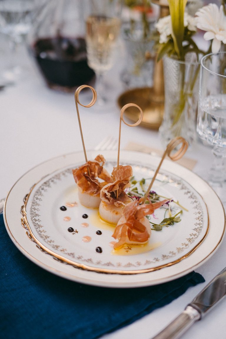 Entrée gastronomique de mariage avec noix de Saint-Jacques et décoration élégante