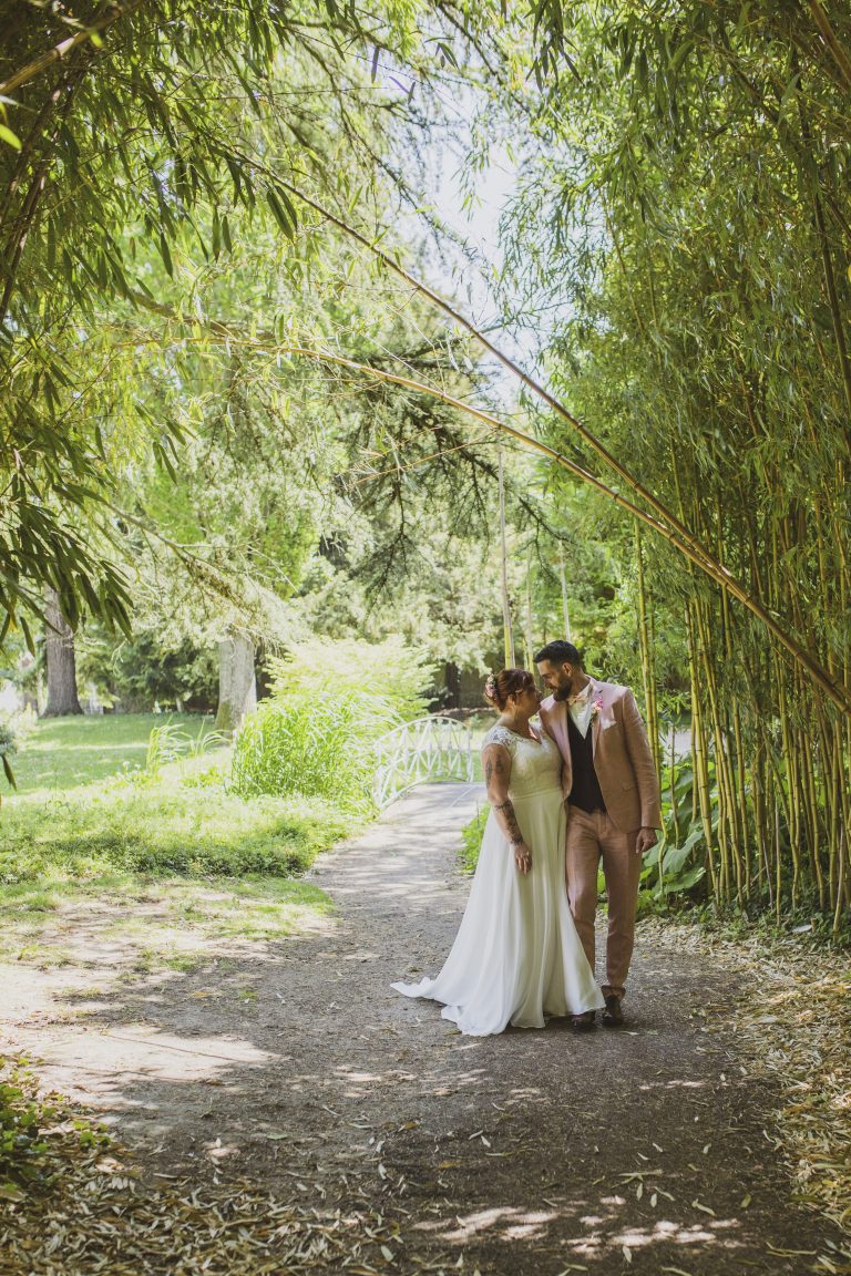 light and airy : Les mariés dans un cadre naturel lumineux et verdoyant, entourés de bambous.