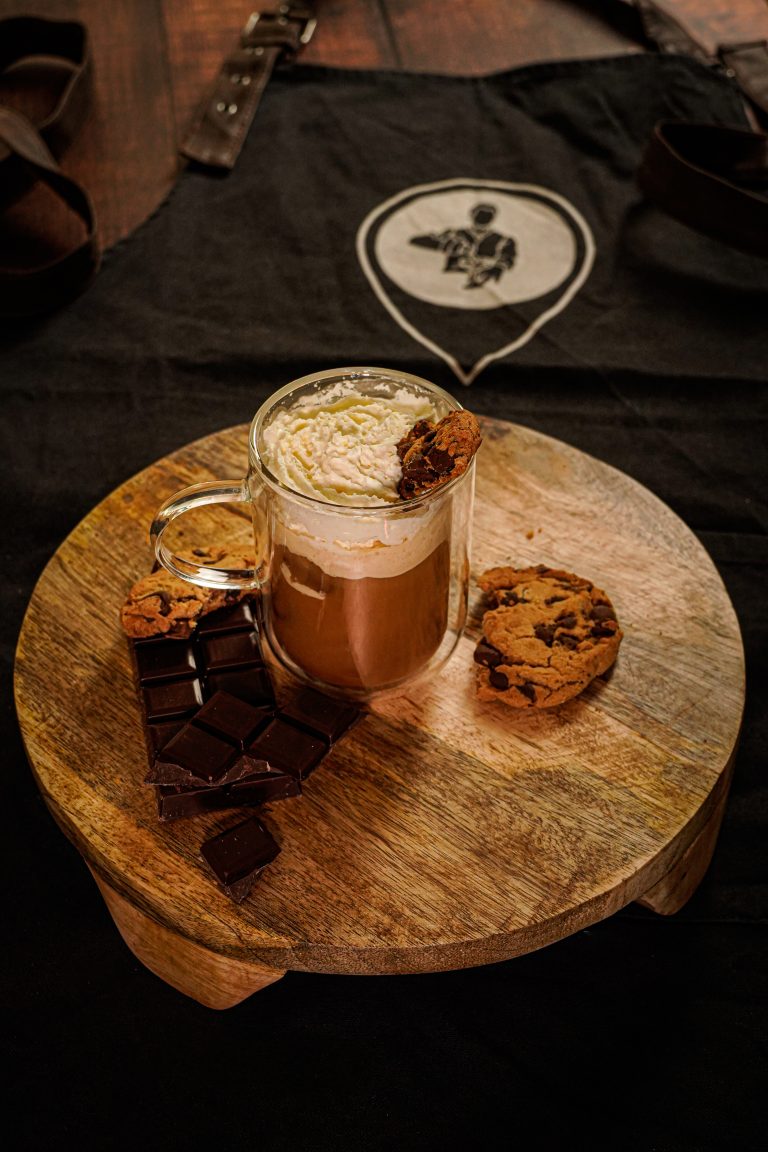 Chocolat chaud gourmand accompagné de cookies maison, une option cosy pour un mariage hivernal.