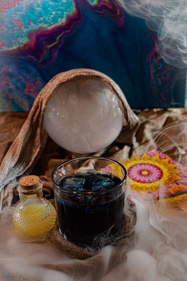 Un cocktail noir sur un décor mystérieux et élégant, idéal pour une réception de mariage audacieuse.