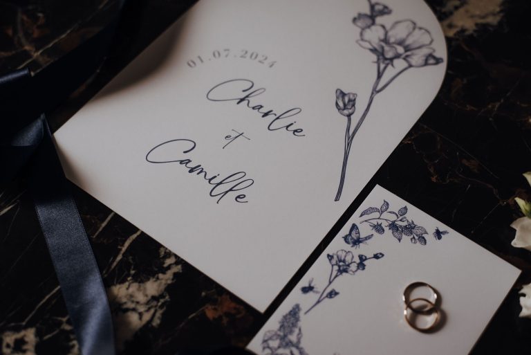 Tendance mariage 2025 Faire-part mariage avec des illustrations florales minimalistes et des détails calligraphiques.